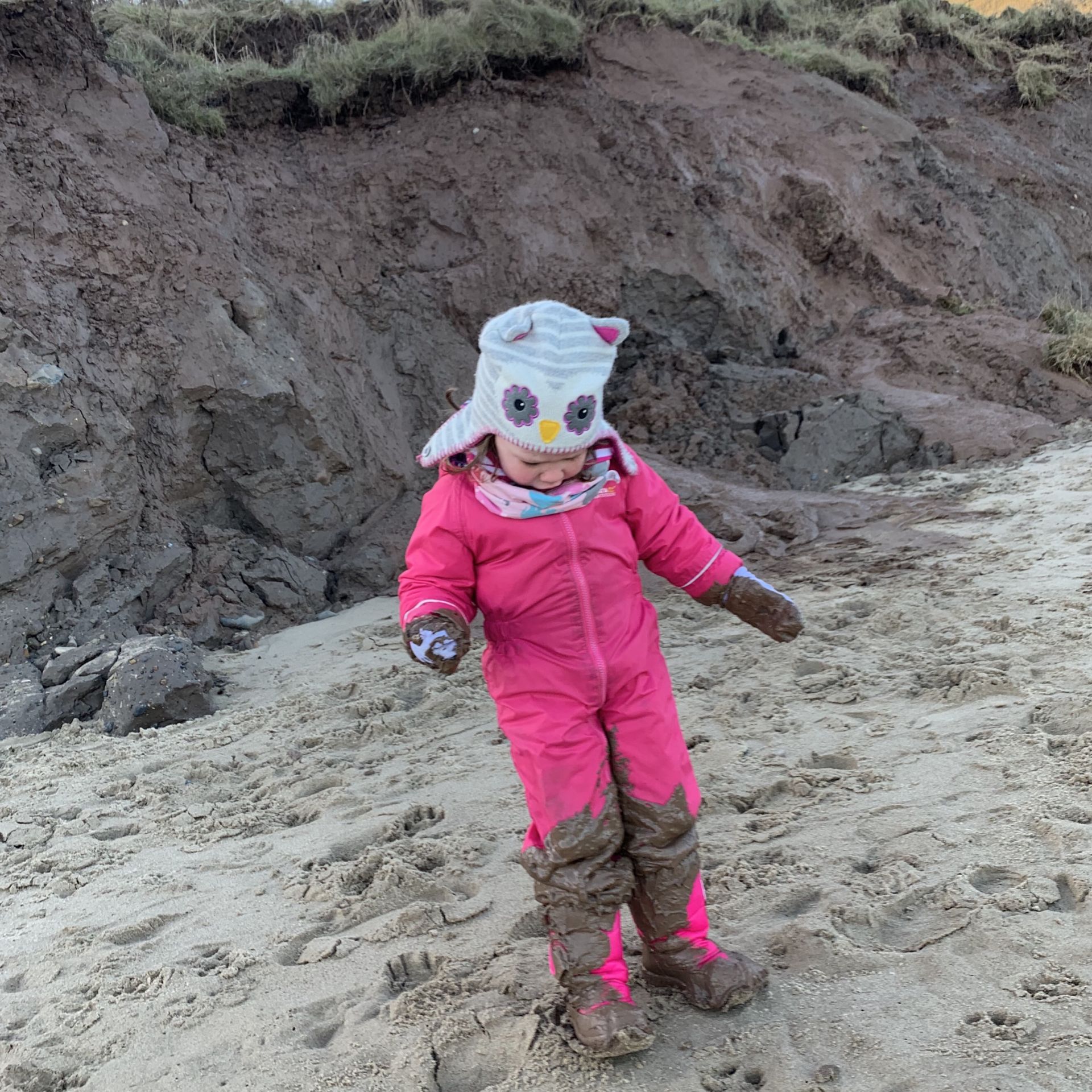 Last living arrows with a girl covered in sand 
