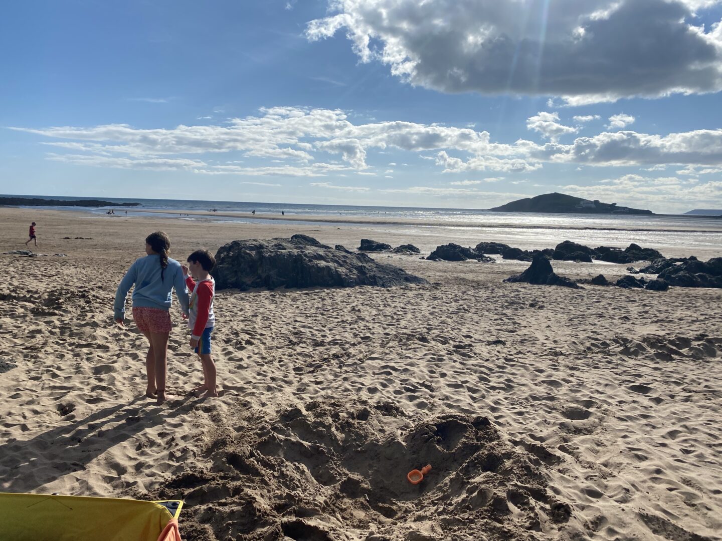 2 kids on the beach 